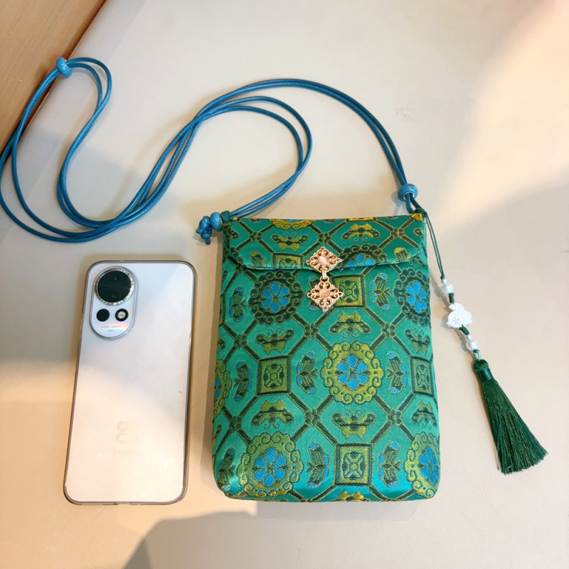 Crossbody telefontáska, hímzett selyemből, irodalmi-nemzeti stílussal, kis négyzetes, őszi 2024