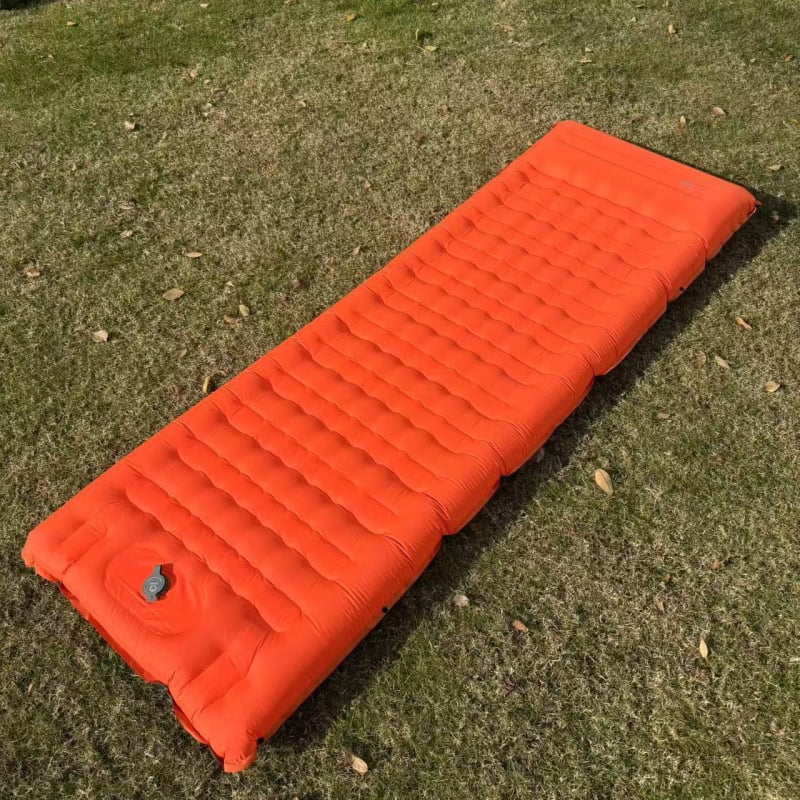 Lauko nešiojamas pripučiamas čiužinys - paviršius iš kompozicinės medžiagos; nešiojamas; su pėdos pompa (Paviršius: kompozicinė medžiaga; Kategorija: pripučiamas čiužinys)