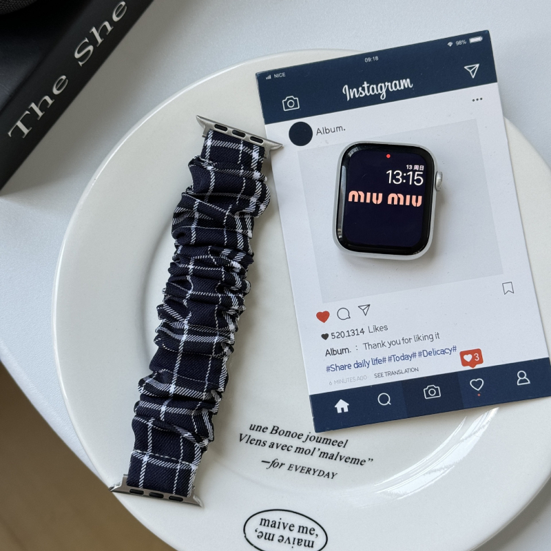 Apple Watch plüss karkötő kockás mintával – divatos stílus, testreszabható interfész méretek, egy körös csat (nincs rajta zár), kompatibilis az Apple Watch-szal