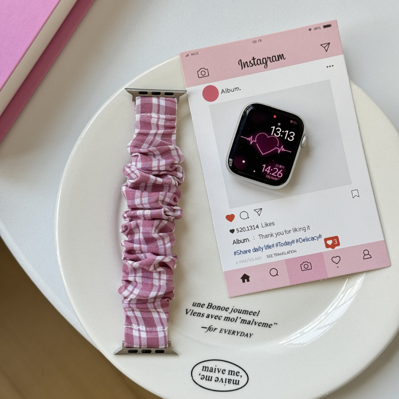 Apple Watch plüss karkötő kockás mintával – divatos stílus, testreszabható interfész méretek, egy körös csat (nincs rajta zár), kompatibilis az Apple Watch-szal