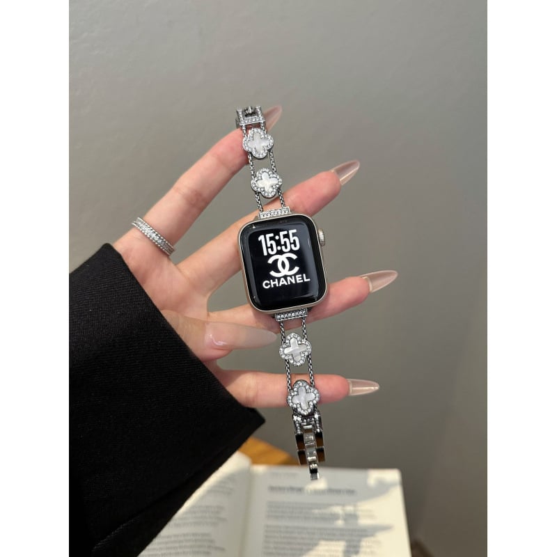 Μεταλλικό λουράκι ρολογιού με σχέδιο τετράφυλλου κλήρου, συμβατό με Apple Watch Series 6–10 και SE, προέλευση Xinji, κυκλοφόρησε φθινόπωρο 2024