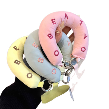 Telefon csuklópánt hímzett betűkkel, kockás mintázat, műanyag anyag, testreszabható, női kiegészítő