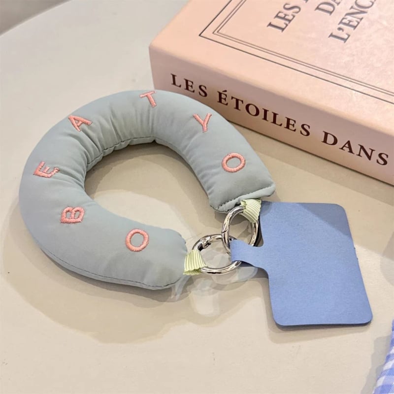 Telefon csuklópánt hímzett betűkkel, kockás mintázat, műanyag anyag, testreszabható, női kiegészítő