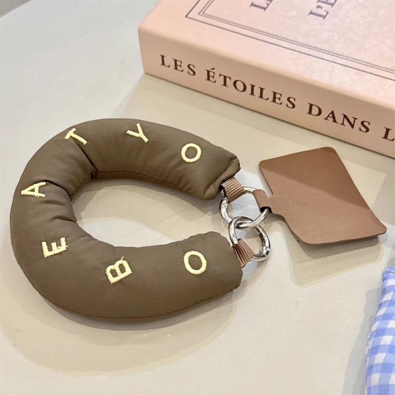 Telefon csuklópánt hímzett betűkkel, kockás mintázat, műanyag anyag, testreszabható, női kiegészítő