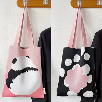 Taška Tote s vertikálnym štvorcovým tvarom, polyesterový materiál, otvorenie šnúrkou, polyesterová podšívka, vonkajšia otvorená kapsa