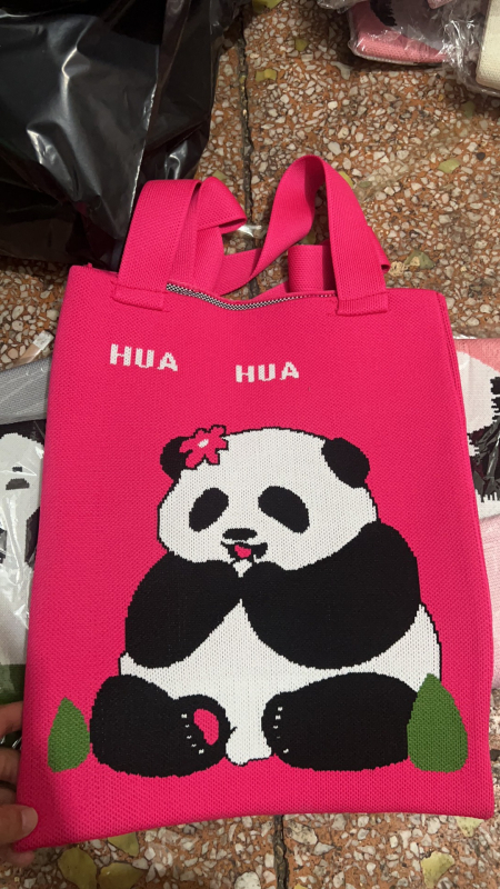 Taška Tote s vertikálnym štvorcovým tvarom, polyesterový materiál, otvorenie šnúrkou, polyesterová podšívka, vonkajšia otvorená kapsa