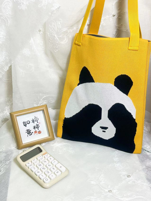 Taška Tote s vertikálnym štvorcovým tvarom, polyesterový materiál, otvorenie šnúrkou, polyesterová podšívka, vonkajšia otvorená kapsa