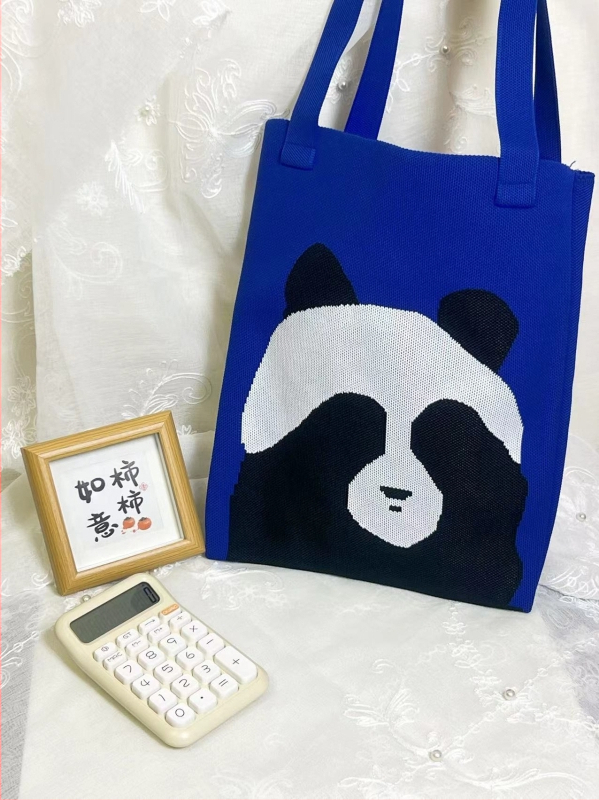 Taška Tote s vertikálnym štvorcovým tvarom, polyesterový materiál, otvorenie šnúrkou, polyesterová podšívka, vonkajšia otvorená kapsa