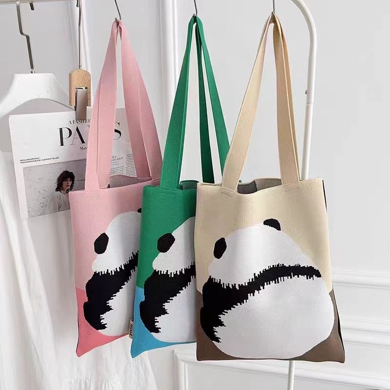 Taška Tote s vertikálnym štvorcovým tvarom, polyesterový materiál, otvorenie šnúrkou, polyesterová podšívka, vonkajšia otvorená kapsa