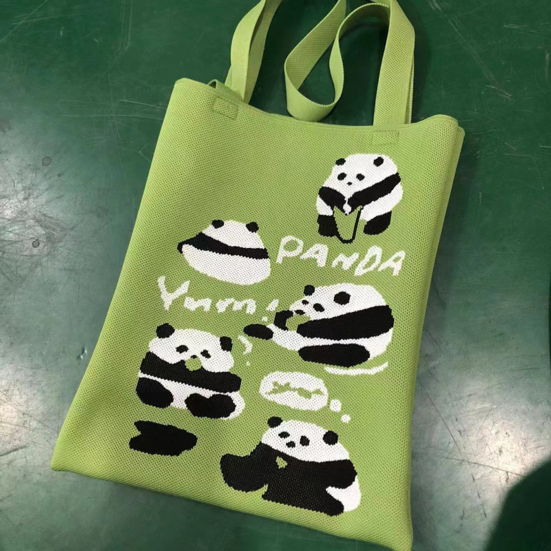 Taška Tote s vertikálnym štvorcovým tvarom, polyesterový materiál, otvorenie šnúrkou, polyesterová podšívka, vonkajšia otvorená kapsa