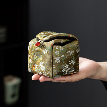 Peggy Hall Teaceremónia kiegészítők tároló táska teáskészlethez, teáskannával és teáscsészékkel, Nishijin-brokát utazótáska nyomtatott logóval