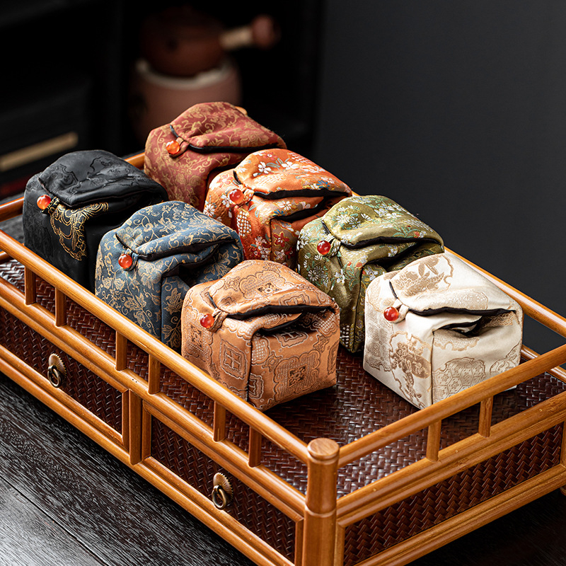 Peggy Hall Teaceremónia kiegészítők tároló táska teáskészlethez, teáskannával és teáscsészékkel, Nishijin-brokát utazótáska nyomtatott logóval