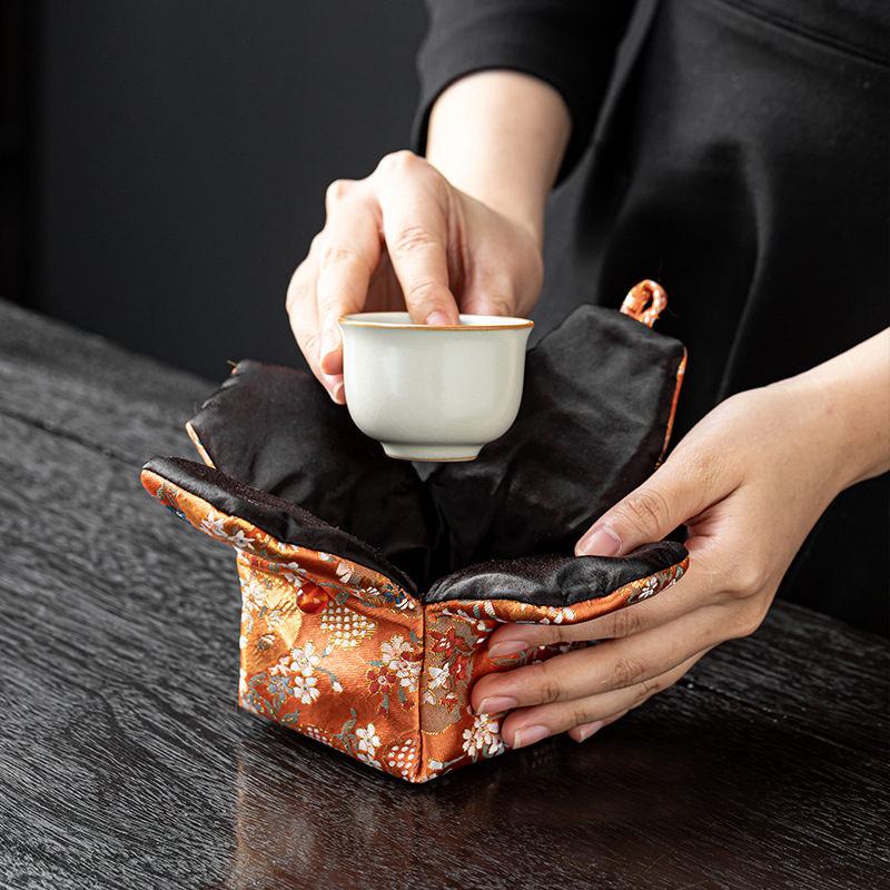 Peggy Hall Teaceremónia kiegészítők tároló táska teáskészlethez, teáskannával és teáscsészékkel, Nishijin-brokát utazótáska nyomtatott logóval