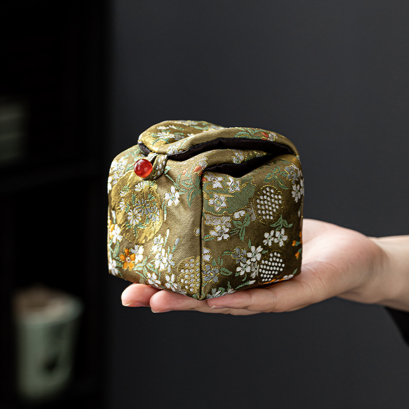 Peggy Hall Teaceremónia kiegészítők tároló táska teáskészlethez, teáskannával és teáscsészékkel, Nishijin-brokát utazótáska nyomtatott logóval