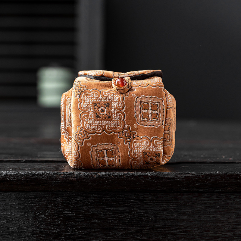 Peggy Hall Teaceremónia kiegészítők tároló táska teáskészlethez, teáskannával és teáscsészékkel, Nishijin-brokát utazótáska nyomtatott logóval