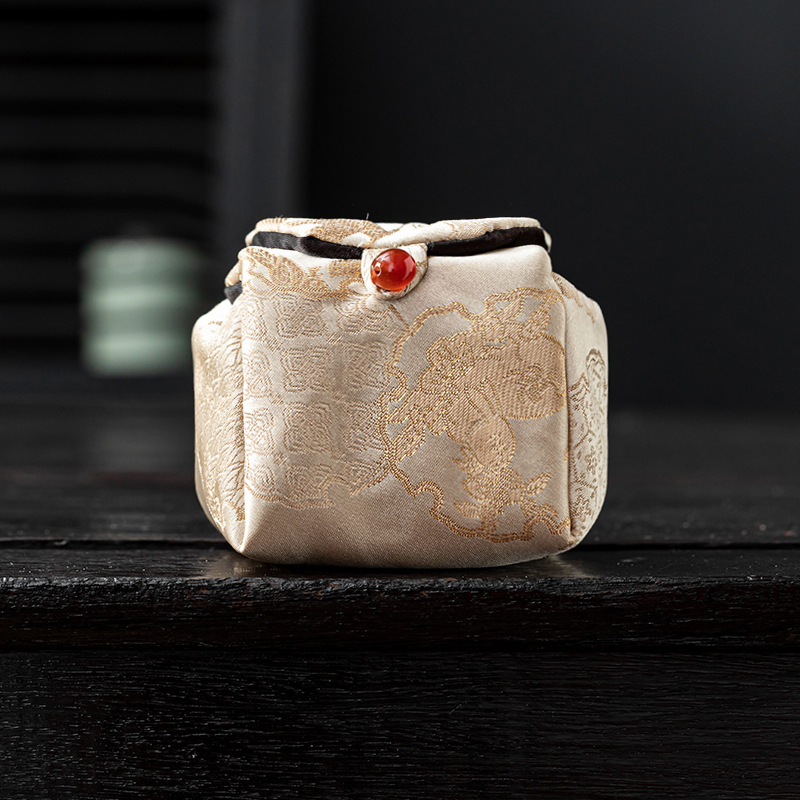 Peggy Hall Teaceremónia kiegészítők tároló táska teáskészlethez, teáskannával és teáscsészékkel, Nishijin-brokát utazótáska nyomtatott logóval