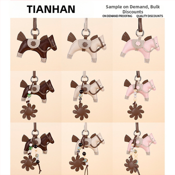 Maišo pakabukas su Pegaso motyvu, kutais ir karoliukais, PU medžiaga, miesto paprastumo stilius, 2025 m. rudens leidimas