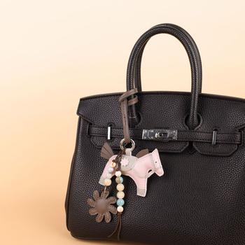 Maišo pakabukas su Pegaso motyvu, kutais ir karoliukais, PU medžiaga, miesto paprastumo stilius, 2025 m. rudens leidimas