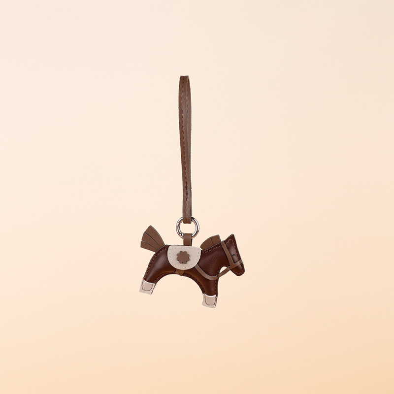 Maišo pakabukas su Pegaso motyvu, kutais ir karoliukais, PU medžiaga, miesto paprastumo stilius, 2025 m. rudens leidimas