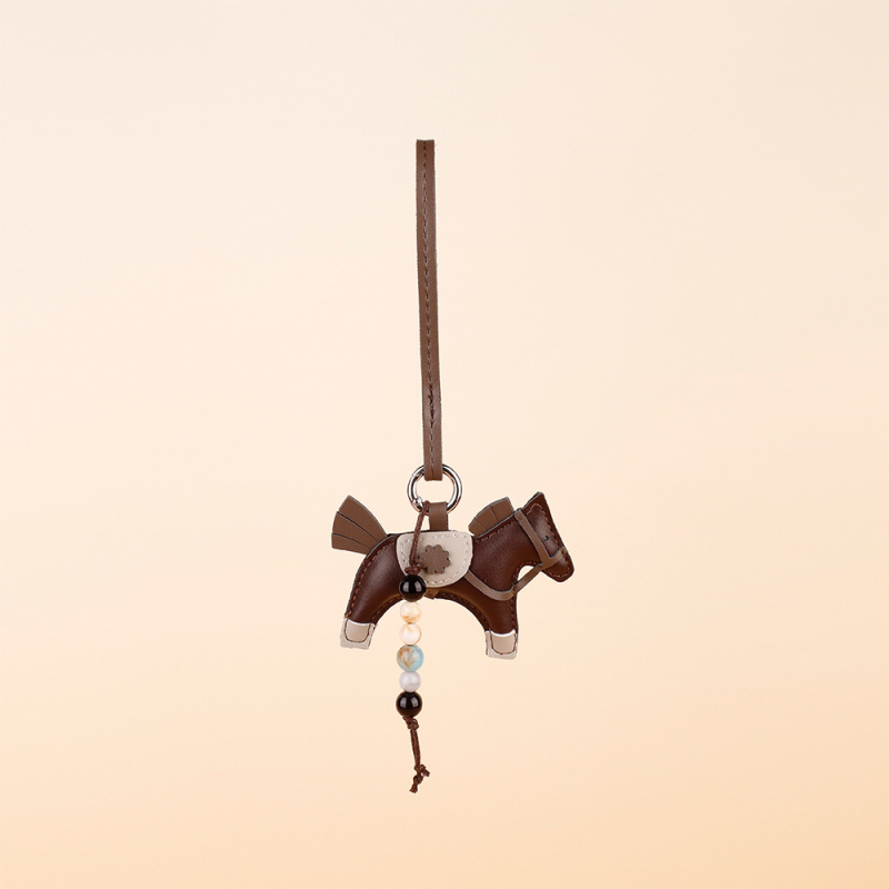 Maišo pakabukas su Pegaso motyvu, kutais ir karoliukais, PU medžiaga, miesto paprastumo stilius, 2025 m. rudens leidimas