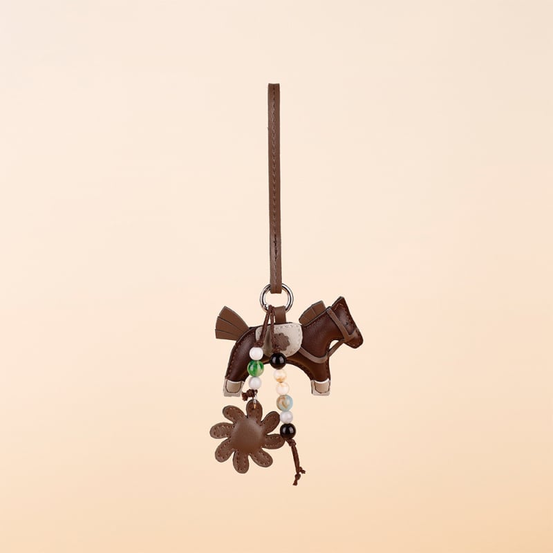 Maišo pakabukas su Pegaso motyvu, kutais ir karoliukais, PU medžiaga, miesto paprastumo stilius, 2025 m. rudens leidimas