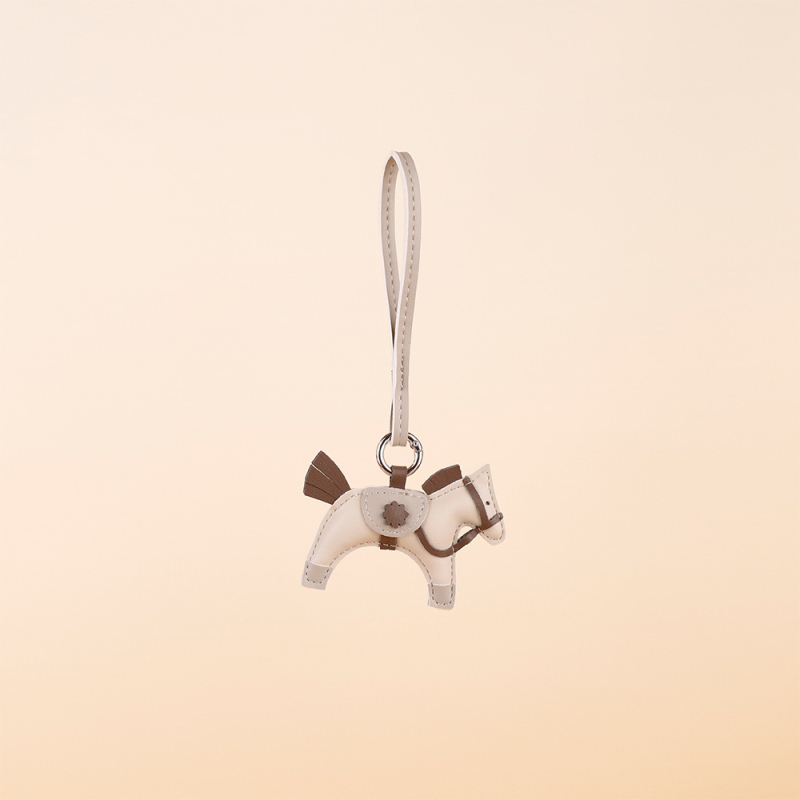 Maišo pakabukas su Pegaso motyvu, kutais ir karoliukais, PU medžiaga, miesto paprastumo stilius, 2025 m. rudens leidimas