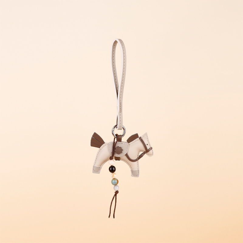 Maišo pakabukas su Pegaso motyvu, kutais ir karoliukais, PU medžiaga, miesto paprastumo stilius, 2025 m. rudens leidimas