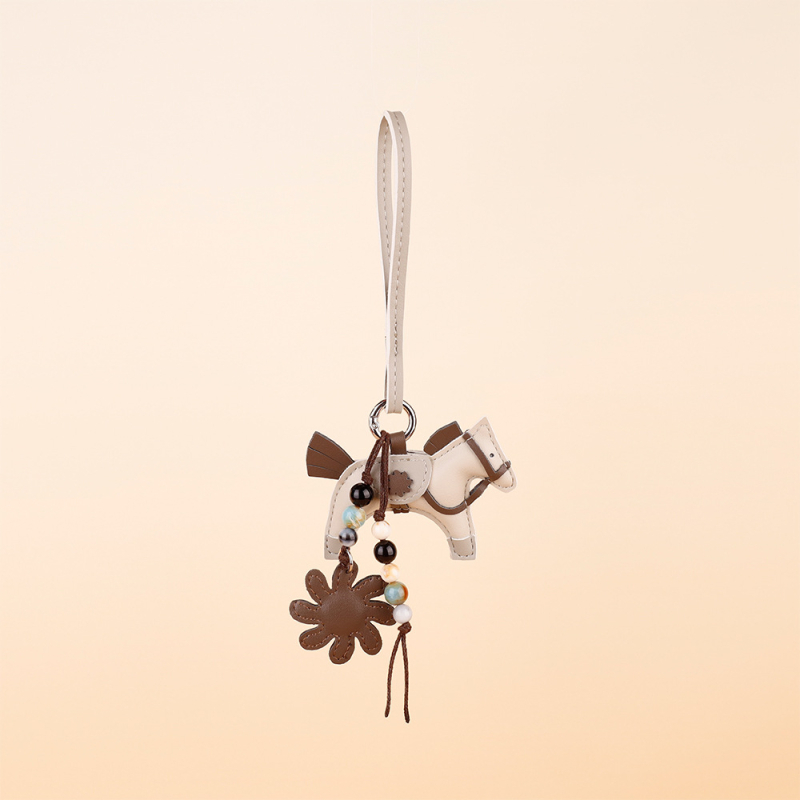 Maišo pakabukas su Pegaso motyvu, kutais ir karoliukais, PU medžiaga, miesto paprastumo stilius, 2025 m. rudens leidimas