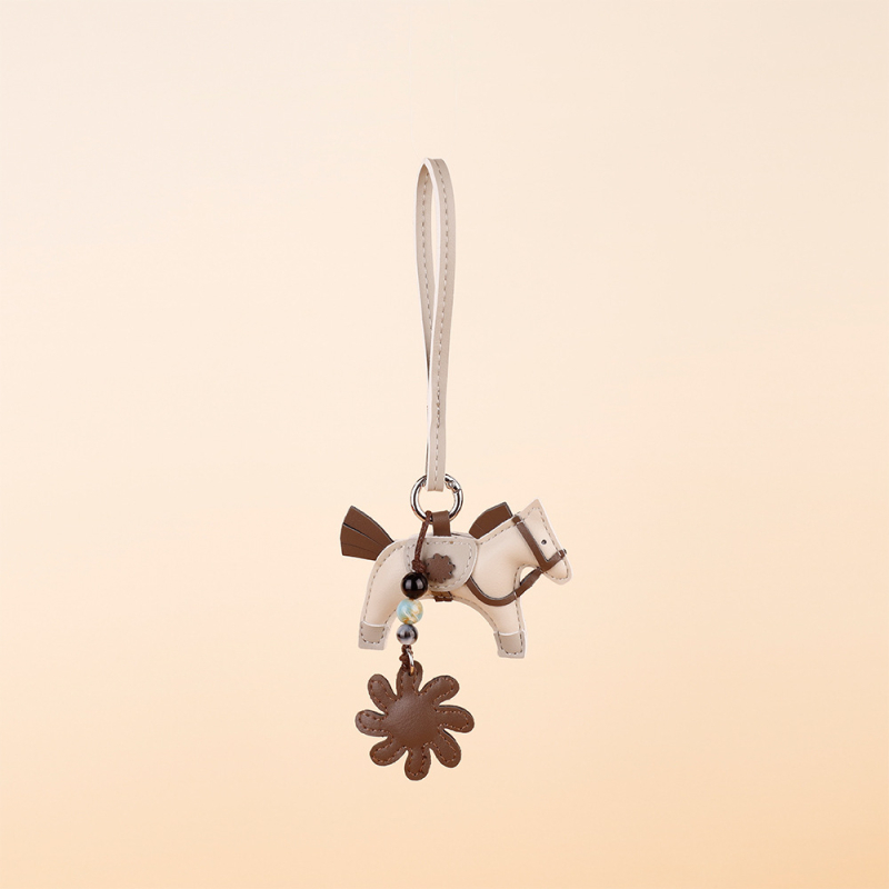 Maišo pakabukas su Pegaso motyvu, kutais ir karoliukais, PU medžiaga, miesto paprastumo stilius, 2025 m. rudens leidimas