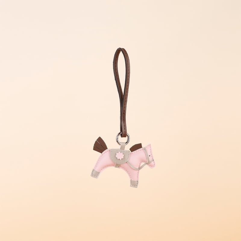 Maišo pakabukas su Pegaso motyvu, kutais ir karoliukais, PU medžiaga, miesto paprastumo stilius, 2025 m. rudens leidimas