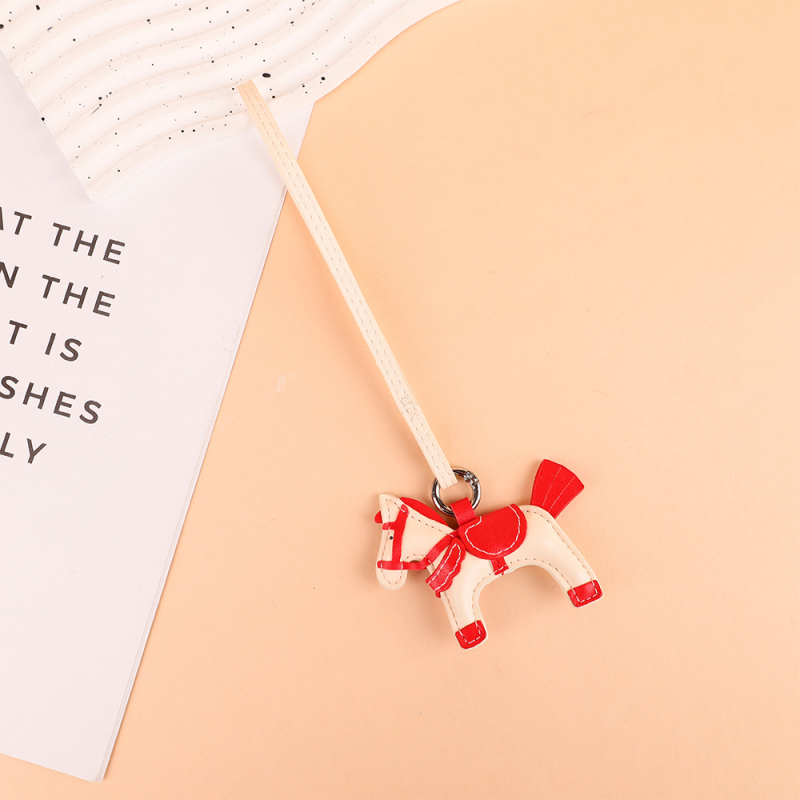 Maišo pakabukas su Pegaso motyvu, kutais ir karoliukais, PU medžiaga, miesto paprastumo stilius, 2025 m. rudens leidimas