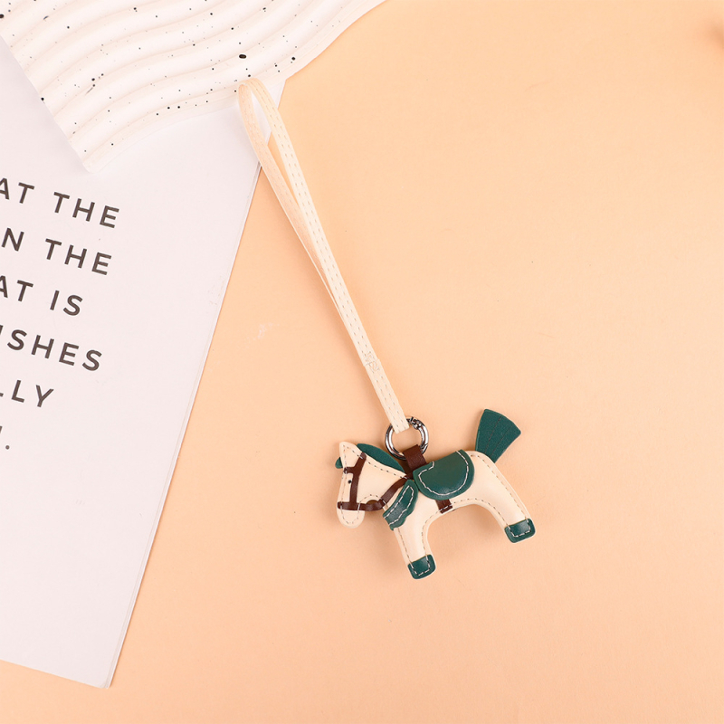 Maišo pakabukas su Pegaso motyvu, kutais ir karoliukais, PU medžiaga, miesto paprastumo stilius, 2025 m. rudens leidimas