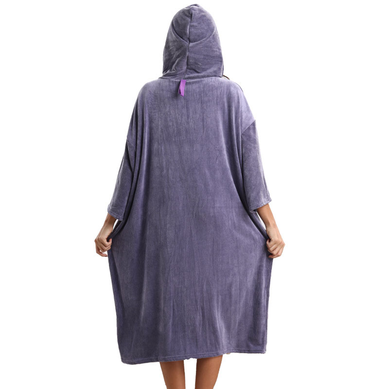 Unisex mikropluošto chalatas pončas su gobtuvu, greitai džiūstantis ir sugeriantis drėgmę, 400–500 g, 150d siūlai, plokščias audinys