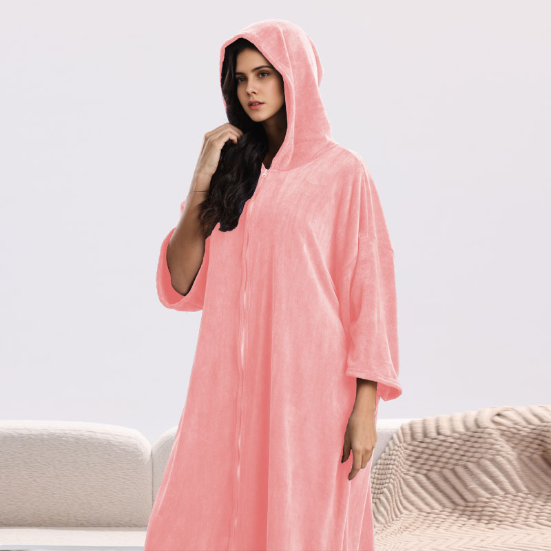 Unisex mikropluošto chalatas pončas su gobtuvu, greitai džiūstantis ir sugeriantis drėgmę, 400–500 g, 150d siūlai, plokščias audinys