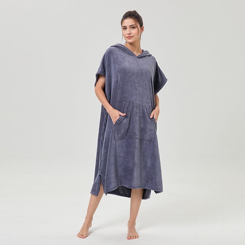 Unisex mikropluošto chalatas pončas su gobtuvu, greitai džiūstantis ir sugeriantis drėgmę, 400–500 g, 150d siūlai, plokščias audinys