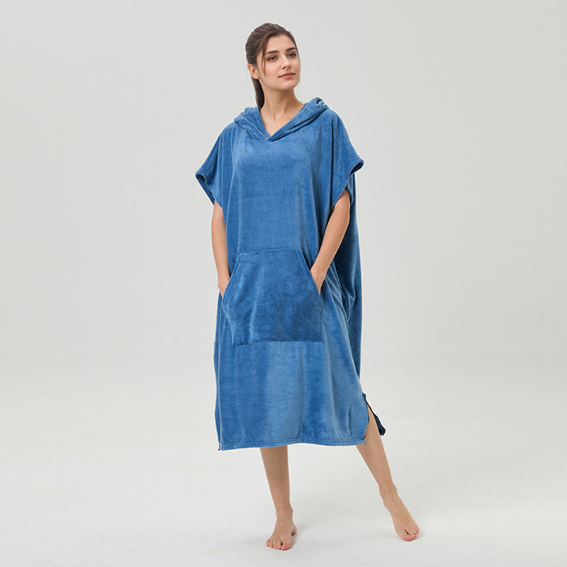 Unisex mikropluošto chalatas pončas su gobtuvu, greitai džiūstantis ir sugeriantis drėgmę, 400–500 g, 150d siūlai, plokščias audinys