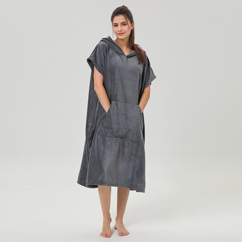 Unisex mikropluošto chalatas pončas su gobtuvu, greitai džiūstantis ir sugeriantis drėgmę, 400–500 g, 150d siūlai, plokščias audinys