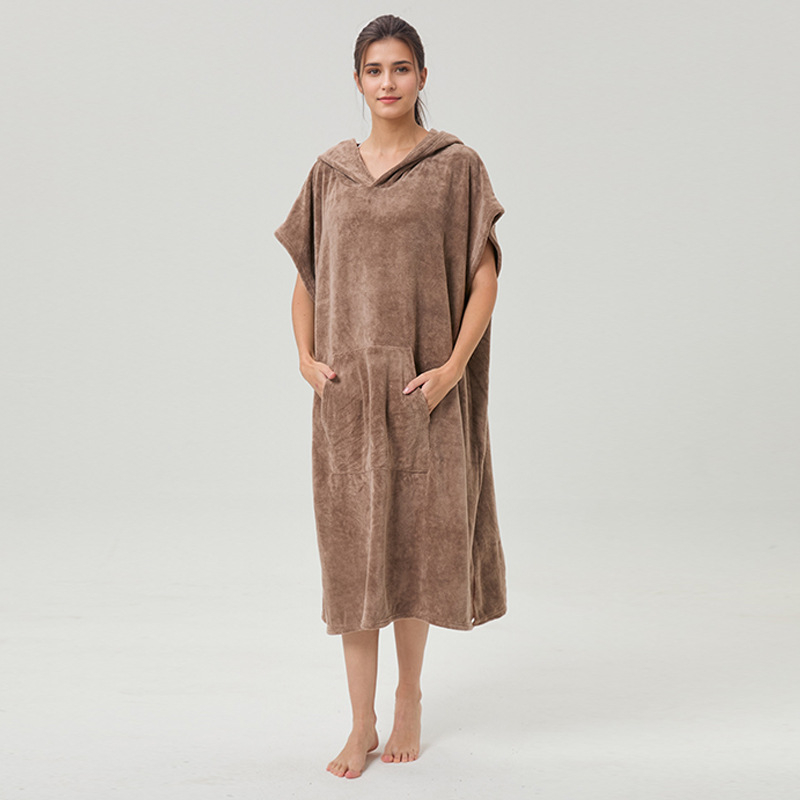 Unisex mikropluošto chalatas pončas su gobtuvu, greitai džiūstantis ir sugeriantis drėgmę, 400–500 g, 150d siūlai, plokščias audinys