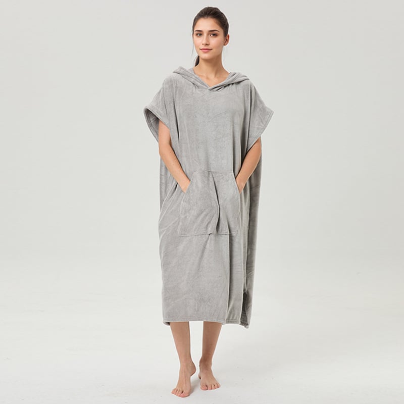 Unisex mikropluošto chalatas pončas su gobtuvu, greitai džiūstantis ir sugeriantis drėgmę, 400–500 g, 150d siūlai, plokščias audinys