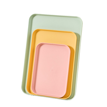 Téglalap alakú műanyag tányér, nordikus ihletésű, mikrohullámú sütőben használható, egyszerű modern stílus, testreszabás elérhető