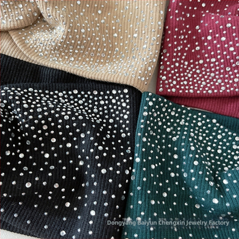 Naiste tekstiilist peavõru ruudulise mustriga ja lips-stiiliga