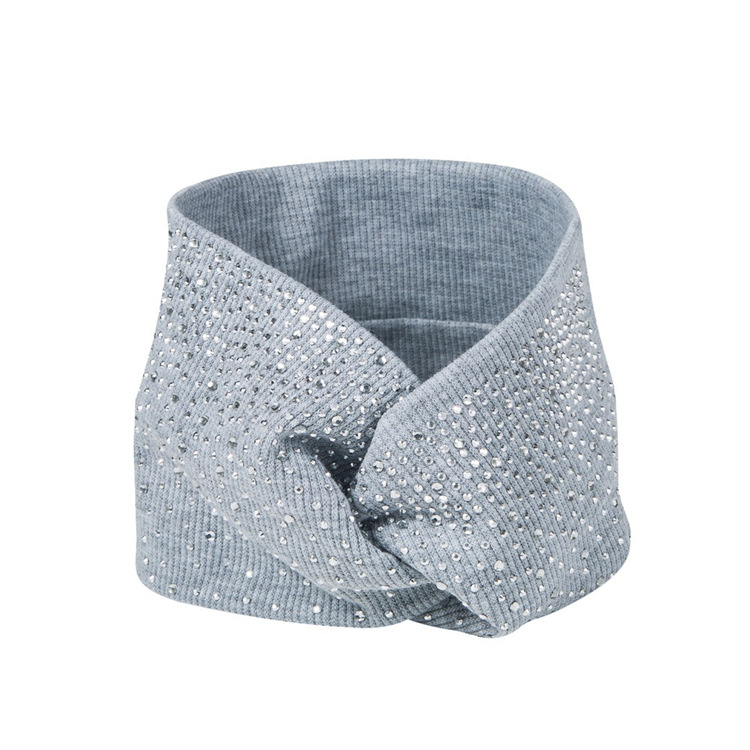 Naiste tekstiilist peavõru ruudulise mustriga ja lips-stiiliga