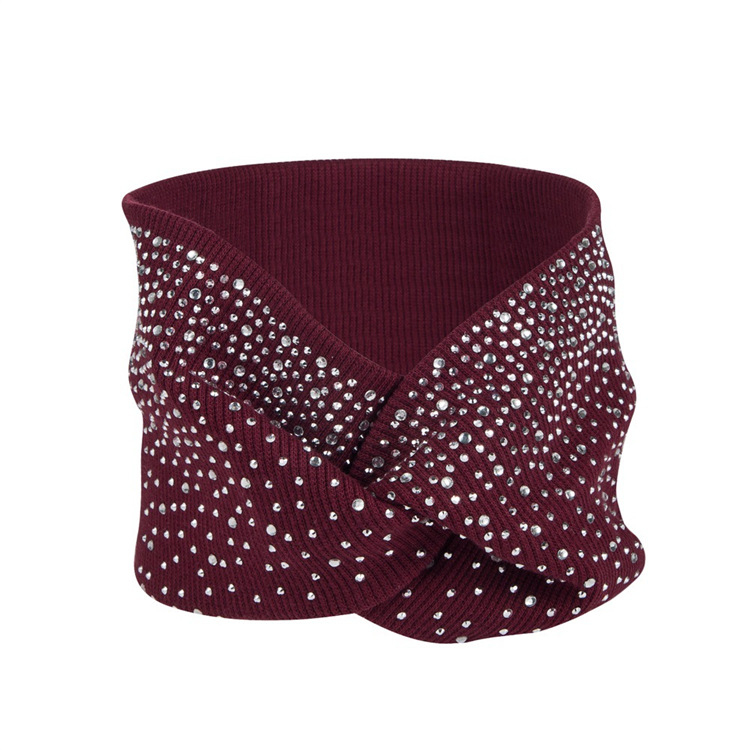 Naiste tekstiilist peavõru ruudulise mustriga ja lips-stiiliga