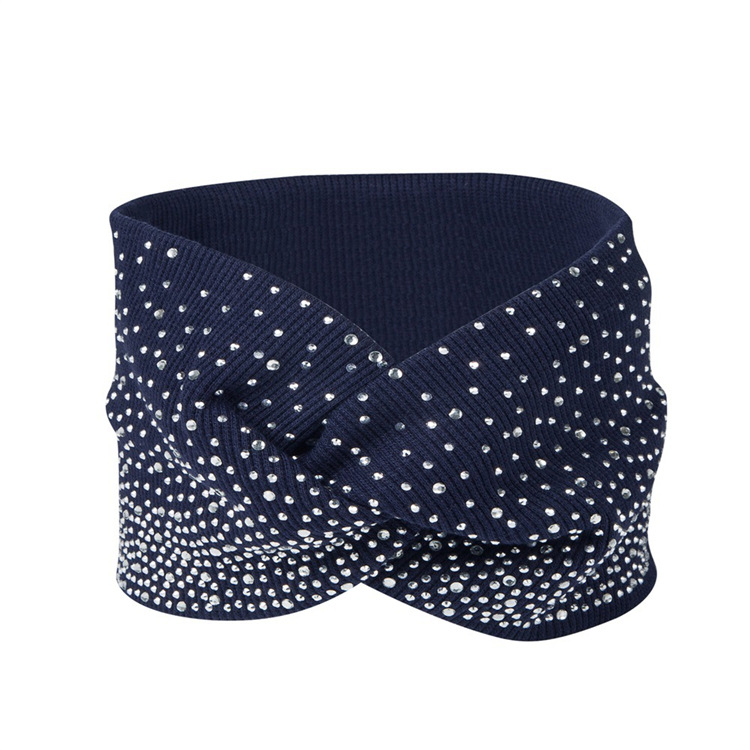 Naiste tekstiilist peavõru ruudulise mustriga ja lips-stiiliga