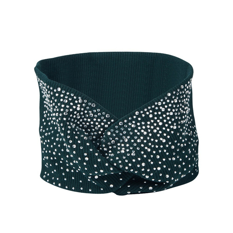 Naiste tekstiilist peavõru ruudulise mustriga ja lips-stiiliga