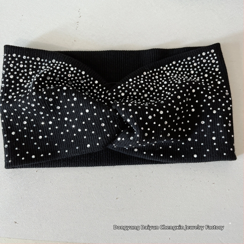 Naiste tekstiilist peavõru ruudulise mustriga ja lips-stiiliga