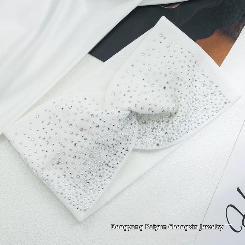 Naiste tekstiilist peavõru ruudulise mustriga ja lips-stiiliga