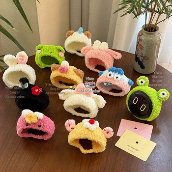 Plyšové zvieratko na hlavu pre auto dekoráciu - cartoon štýl, vzor malé zvieratá, vlna, ručné pletenie, jar 2025