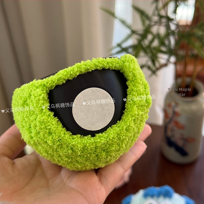 Plyšové zvieratko na hlavu pre auto dekoráciu - cartoon štýl, vzor malé zvieratá, vlna, ručné pletenie, jar 2025