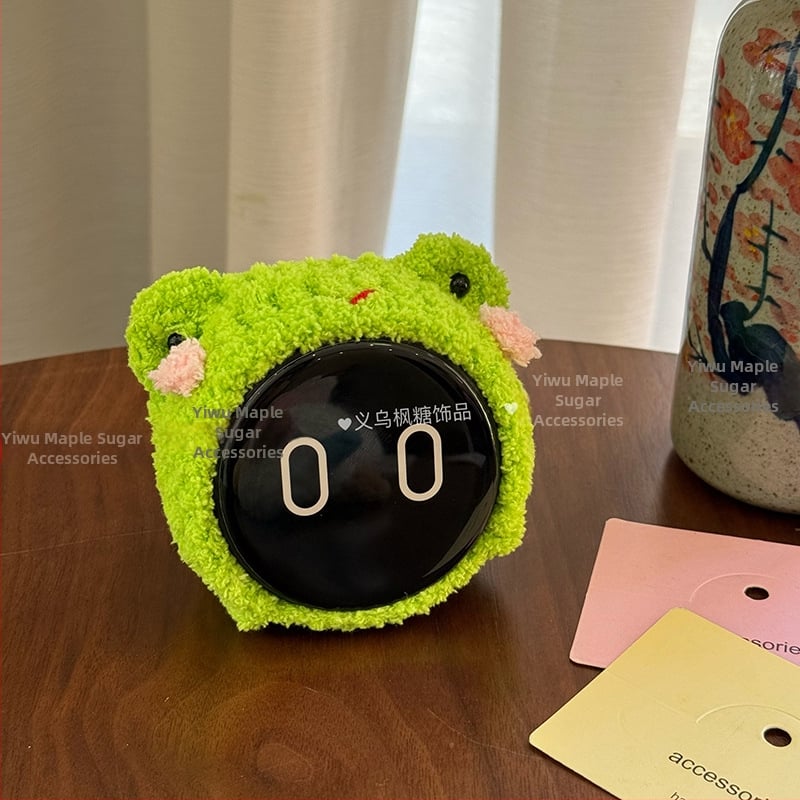 Plyšové zvieratko na hlavu pre auto dekoráciu - cartoon štýl, vzor malé zvieratá, vlna, ručné pletenie, jar 2025